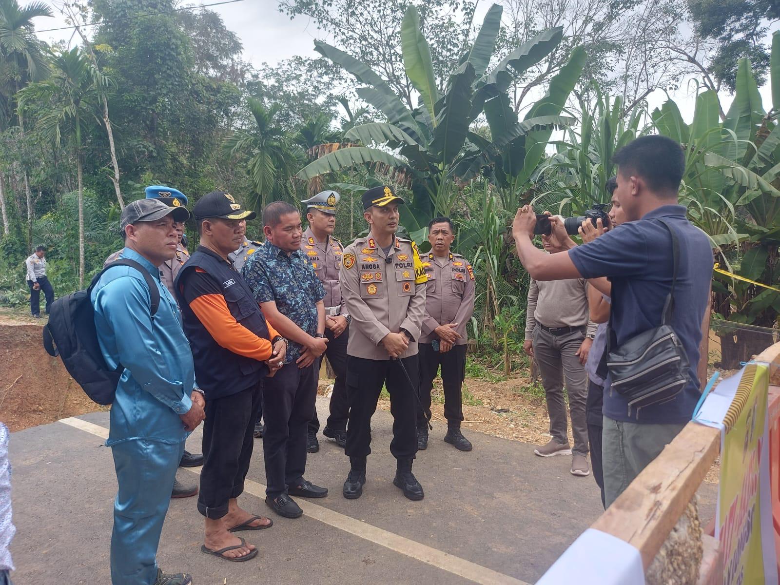 Ruas jalan Desa Sigaruntang Inuman putus, Bupati Intruksikan OPD terkait untuk langsung ke lapangan
