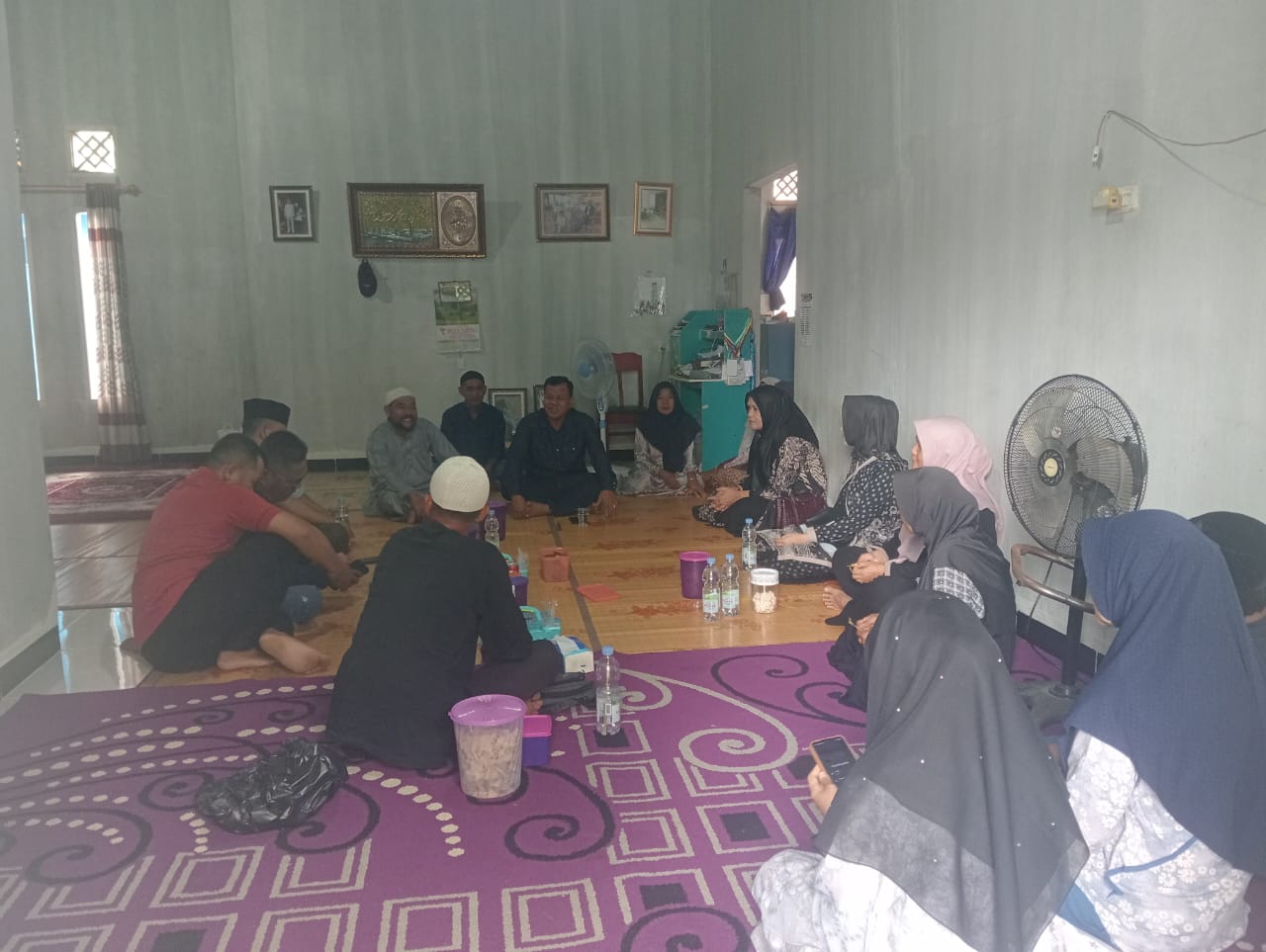 Silaturahmi di momen Idul Fitri, Bupati Suhardiman berjanji berikan Beasiswa Pendidikan untuk anak Almarhum Kades Siberakun